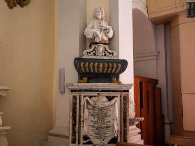 Esternamente semplice, all�interno custodisce cinque monumenti settecenteschi in memoria di esponenti della famiglia Nicolai...